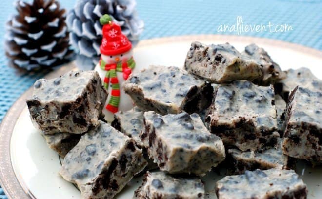 Holiday Cookies - Crunchy Peanut Brittle - Rebekah's Cookies and Cream Fudge