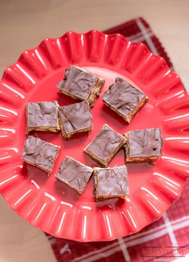 Candy-Bar-Fudge-On-Platter