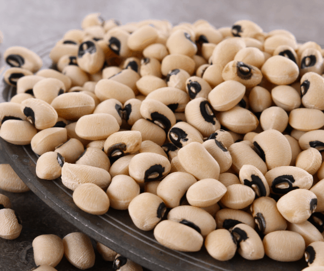 Uncooked black-eyed peas in a black dish